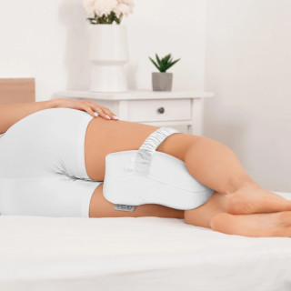 Pernă ortopedică PRO în formă de pană între picioare